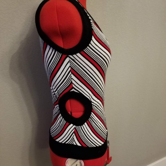 Arden B CutOut Top - Picture 2 of 3